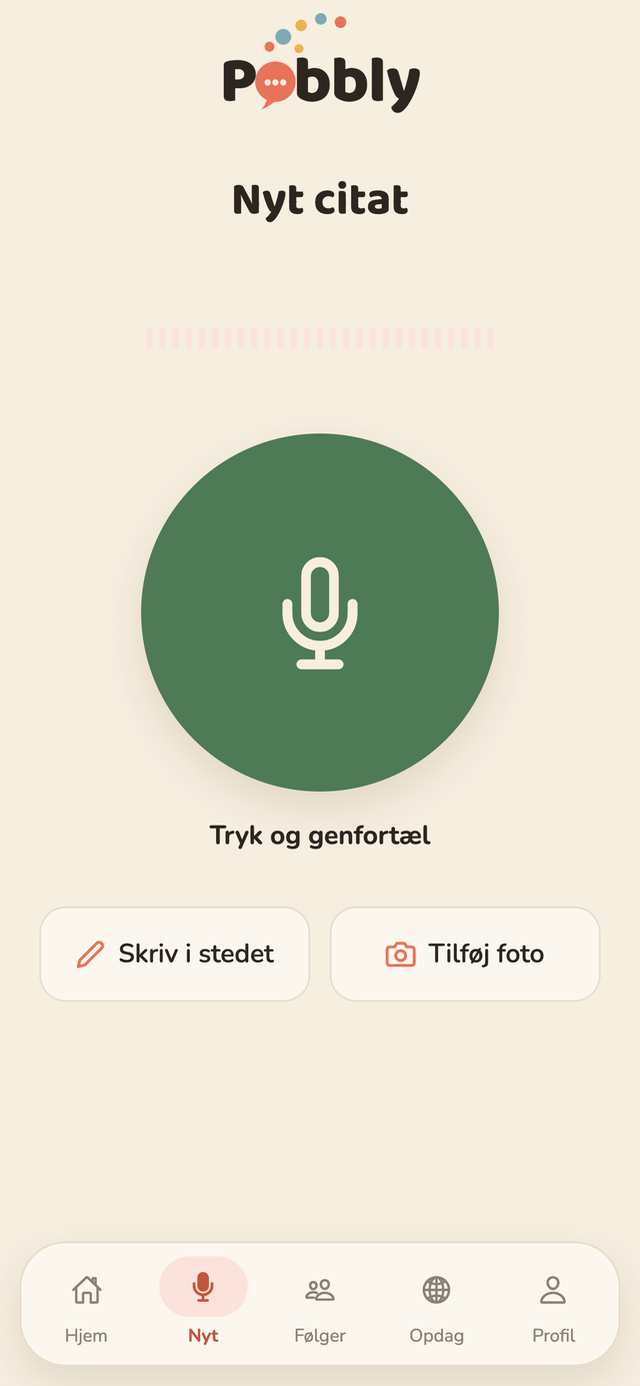 Optageskærmen i Pobbly med en stor grøn mikrofonknap og teksten ‘Tryk og genfortæl’, samt knapper til at skrive i stedet eller tilføje foto.