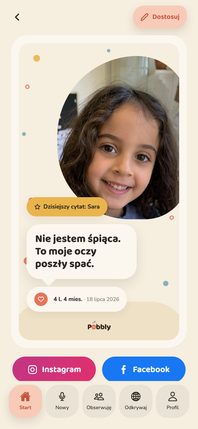Kartka z Pobbly: cytat 'Nie jestem śpiąca. To moje oczy poszły spać.' w dużym dymku pod okrągłym zdjęciem Sary, poniżej jej wiek i data.