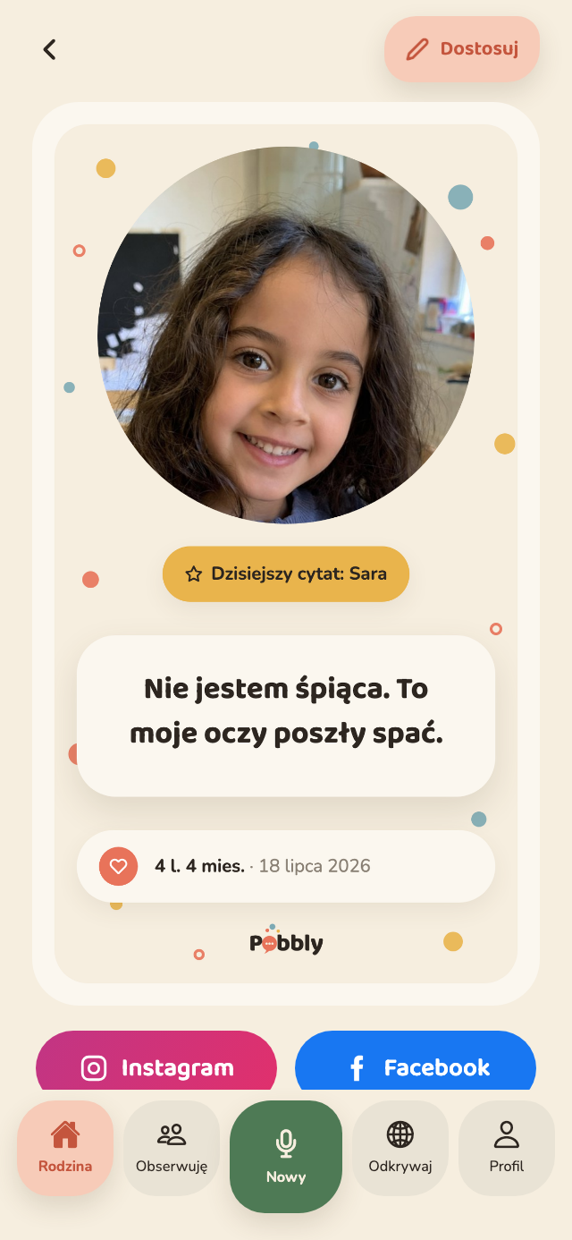 Kartka z Pobbly: cytat 'Nie jestem śpiąca. To moje oczy poszły spać.' w dużym dymku pod okrągłym zdjęciem Sary, poniżej jej wiek i data.