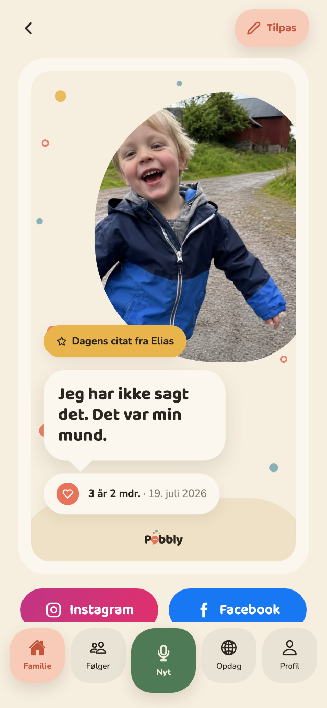 Et delekort i Pobbly på en iPhone: et rundt foto af Elias over en stor taleboble med citatet 'Traktoren har også en mor.', hans alder og dato, og knapper til at dele på Instagram og Facebook.