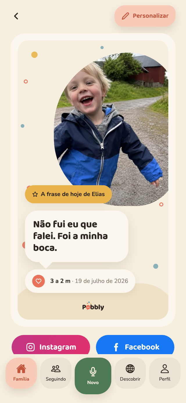 Um cartão do Pobbly num iPhone: uma foto redonda do Elias acima de um balão grande com a frase 'Não fui eu que falei. Foi a minha boca.', a idade e a data dele, e botões para compartilhar no Instagram e no Facebook embaixo.