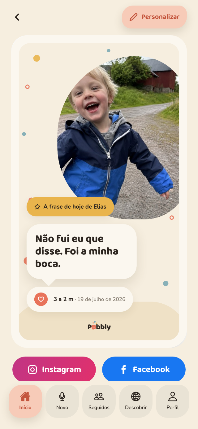 Um cartão do Pobbly num iPhone: uma fotografia redonda do Elias sobre um balão grande com a frase 'Não fui eu que disse. Foi a minha boca.', a idade e a data dele, e botões para partilhar no Instagram e no Facebook em baixo.