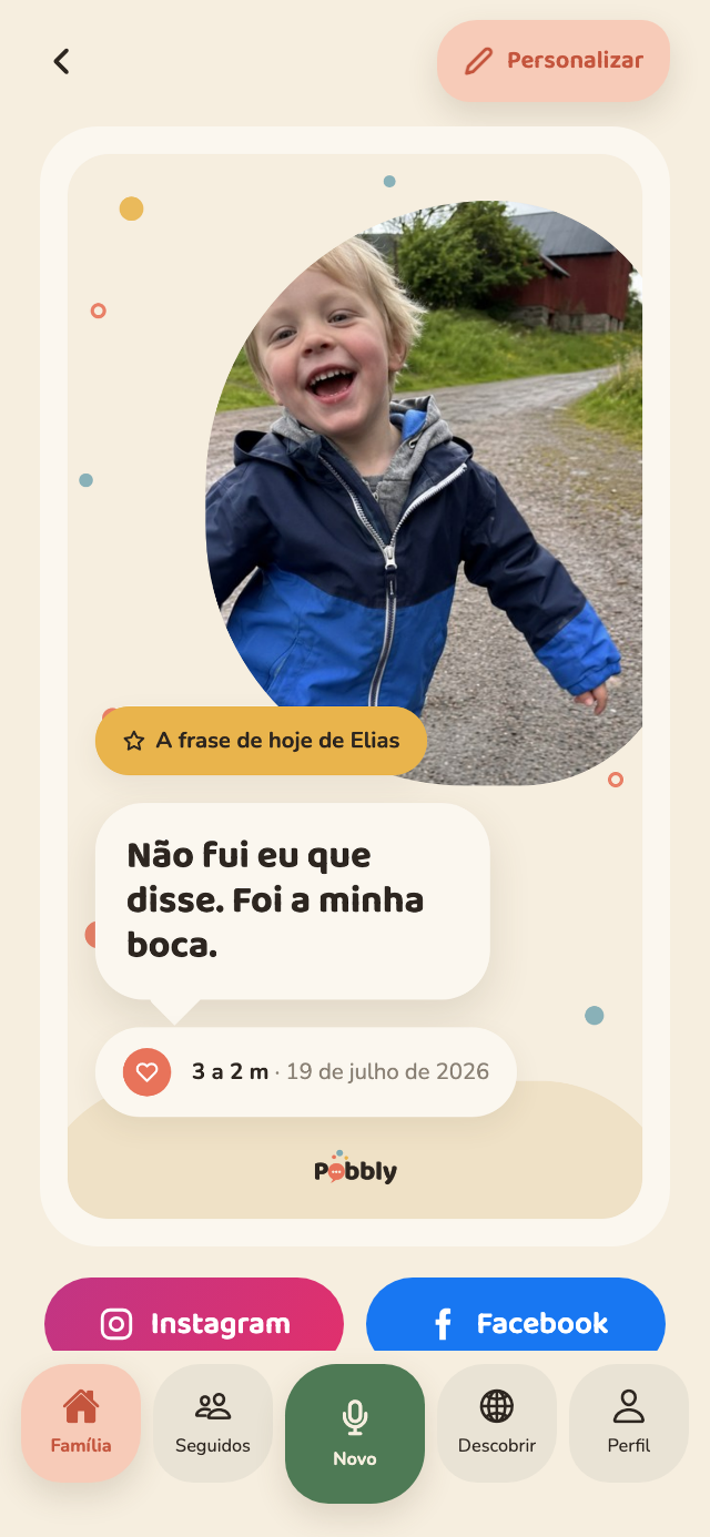 Um cartão do Pobbly num iPhone: uma fotografia redonda do Elias sobre um balão grande com a frase 'Não fui eu que disse. Foi a minha boca.', a idade e a data dele, e botões para partilhar no Instagram e no Facebook em baixo.